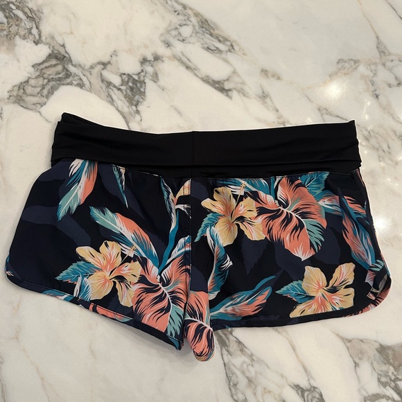🤍ROXY swim shorts size S, excellent condition, super flattering & cute print! - Picture 3 of 4